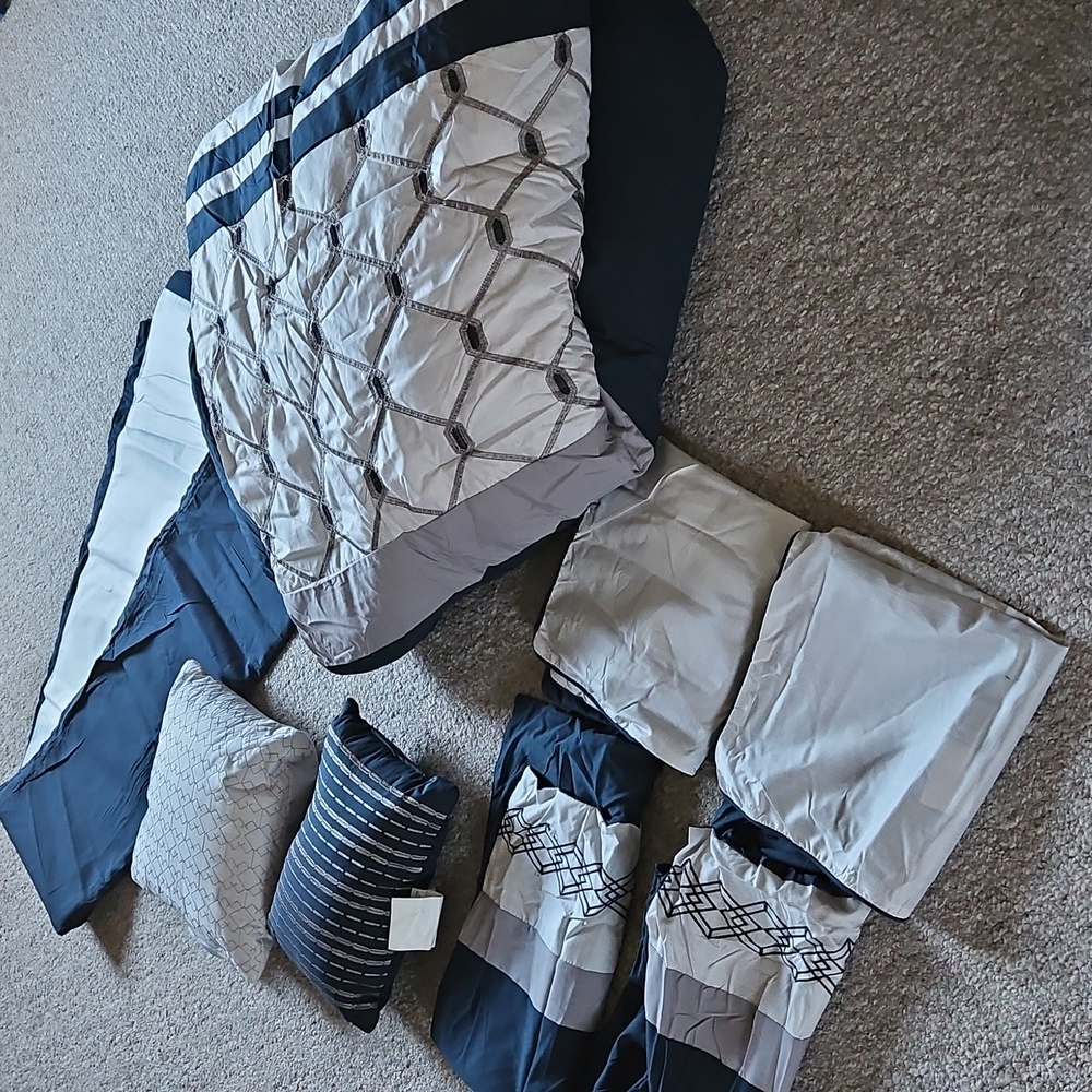 New Ellison 8pcs Navy and White Bedding Set - Picture 4 of 10